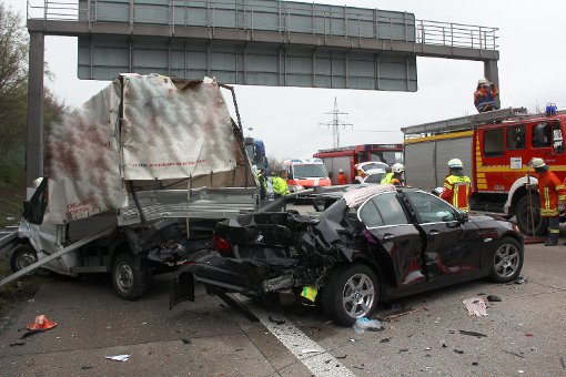 Auf der Autobahn 5 hat sich am Freitagnachmittag ein schwerer Autounfall zugetragen, bei dem fünf Menschen verletzt worden sind. Foto: www.7aktuell.de | Aaron Klewer