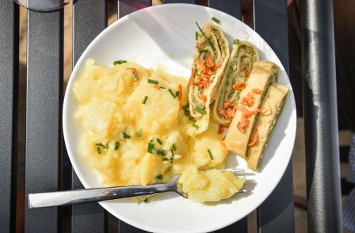 Maultaschen mit Kartoffelsalat gelten als klassisch schwäbische Spezialität (Archivbild) Foto: Lichtgut/Ferdinando Iannone