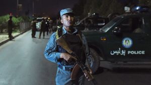 Afghanische Sicherheitskräfte sichern den Tatort ab. Beim Angriff mutmaßlicher Talibankämpfer auf die Amerikanische Universität in der afghanischen Hauptstadt Kabul hat es Verletzte gegeben. Foto: AFP