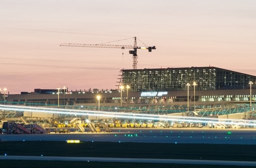 Am  Flughafen  Stuttgart herrscht viel Betrieb – die Chefs denken über ein weiteres Fluggastgebäude nach. Foto: dpa