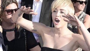 In ihrem Video zu Wrecking Ball sitzt Miley Cyrus nackt auf einer Abrissbirne: Bei den MTV Video Music Awards gab es dafür den Preis für das Video des Jahres. Foto: dpa
