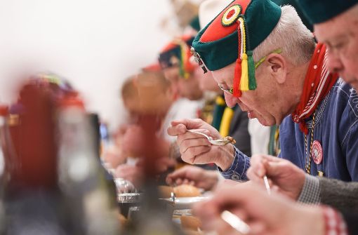 Ministerpräsident Winfried Kretschmann isst Froschkutteln. Foto: dpa