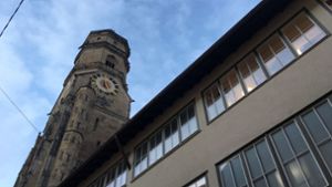 Seit Dienstag steht die Turmuhr der Stiftskirche auf kurz vor fünf Uhr. Foto: Siri Warrlich