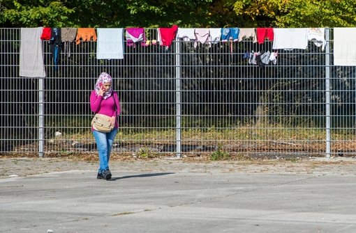 Ein Mädchen steht vor einer Flüchtlingsunterkunft in Bayern. Foto: dpa