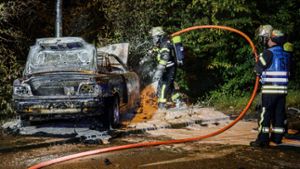 Die Feuerwehr konnte nicht mehr verhindern, dass ein BMW in Hedelfingen nach einem Zusammenstoß komplett ausbrannte. Foto: www.7aktuell.de | Simon Adomat