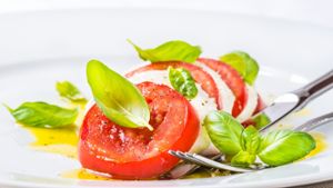 Klassiker in den Farben der italienischen Flagge: Tomate und Mozzarella Foto: travelbook/Fotolia