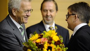 Ministerpräsident Winfried Kretschmann (links) gratuliert dem neuen Landtagspräsidenten Guido Wolf zur Wahl. Im Hintergrund: Der CDU-Abgeordnete Karl Zimmermann. Foto: dapd