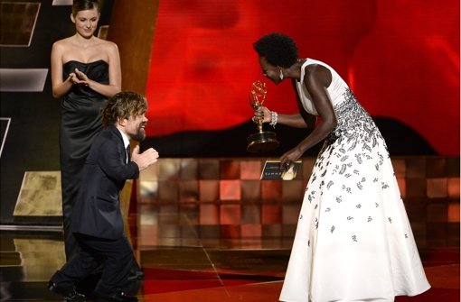Die HBO-Serie „Game of Thrones“ konnte gleich zwölf Emmys gewinnen. Hier empfängt GoT-Star Peter Dinklage seinen Emmy von Viola Davis, die als erste Schwarze den Preis für die beste Hauptdarstellerin gewinnen konnte. Foto: Invision