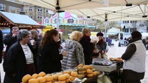 Martinimarkt auf dem Marienplatz: heißer Glühwein und Kaffee gegen die Kälte, leckerer Käse gegen den Hunger. Foto: Wenke Boehm