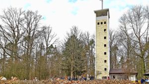 Dieses Jahr sollen die Bauarbeiten für eine Aussichtsplattform am Fuß des Uhlbergturms beginnen – diesmal wirklich. Foto: Thomas Krämer