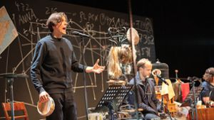 Der Junge mit dem Tamburin: Felix Strobel vorn in Aktion, hinter ihm Gabór Biedermann Foto: Schauspiel Stuttgart/Björn Klein