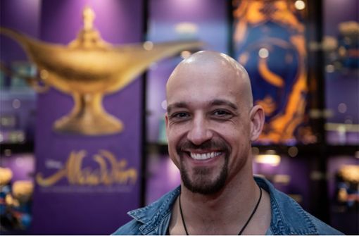 Als  Flaschengeist Dschinni rockt Maximilian  Mann im Disney-Musical „Aladdin“ das Apollo-Theater in Stuttgart. Foto: Jens Volle