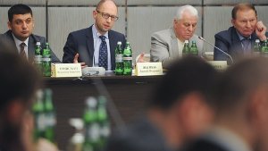 Der Runde Tisch über die Zukunft der Ukraine mit Regierungschef Arseni Jazenjuk (zweiter von links) Foto: dpa