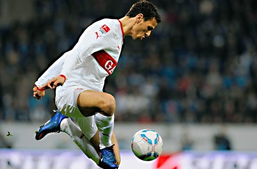 Neuer Offensivgeist: Khalid Boulahrouz greift beim VfB an. Ob er bei den Roten einen neuen Vertrag bekommt, steht noch in den Sternen. Klicken Sie sich durch die Karriere des Niederländers. Foto: dapd