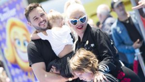 Christina Aguilera mit ihrer Familie: Lebenspartner Matthew Rutler hält Tochter Summer Rain, die Sängerin legt ihren Arm um Sohn Max Liron. Foto: AFP