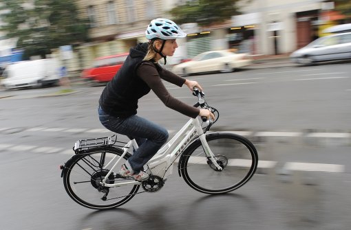 Umweltfreundlich ins Büro: Pedelecs, also E-Bikes mit Tempobegrenzung, erfreuen sich steigender Beliebtheit. Foto: dpa