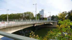 Die mehr als 70 Jahre alte Rosensteinbrücke wird im Lauf der kommenden Monaten abgerissen und  deshalb komplett gesperrt. Foto: Uli Nagel