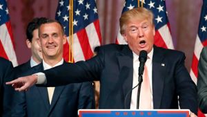 Donald Trump feuert seinen Wahlkampf-Manager Corey Lewandowski (links), der sich zuvor noch gut gelaunt  zeigte. Foto: AFP