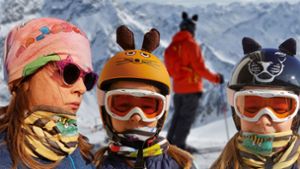 Das Konstanzer Start-up Gorfion hat die Lizenzen für Maus und Tigerente erworben, um die beliebten Kinderstars auf Skihelmen, Mützen und Schals abzubilden. Foto: Gorfion
