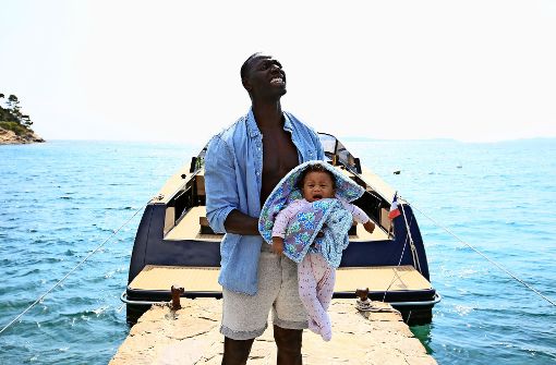 Überraschung: Samuel (Omar Sy) bekommt ein Kind in die Hände gedrückt. Foto: Verleih