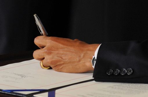 Am 13. August wird der 42. Internationale Linkshändertag begangen: Der ehemalige US-Präsident Barack Obama (beim Unterzeichnen eines Dokuments) ist einer der prominentesten Linkshänder. Foto: dpa