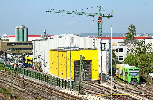 Eigentlich darf die Strohgäubahn ihre Erstfahrten nicht vom Korntaler Betriebshof aus starten – gemacht wurde es trotzdem. Foto: factum/Bach