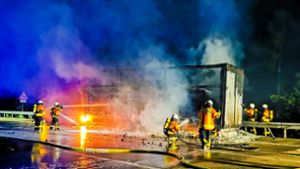 Auf der Autobahn 6 geriet ein Lkw in Brand. Foto: dpa/Julian Buchner