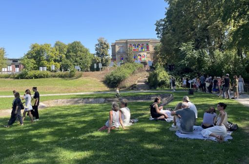 Picknicken inmitten einer  Fotoausstellung: Das ist bei „Explore the City“ im Villa Berg Park gerade möglich. Foto: Tanja Simoncev