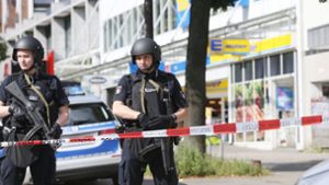 Einsatzkräfte der Polizei sperren nach einer Messerattacke in einem Supermarkt in Hamburg den Tatort ab. Foto: dpa