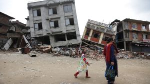 Da die Infrastruktur in Nepal fast völlig zerstört ist, fehlt es an allem. Foto: AP