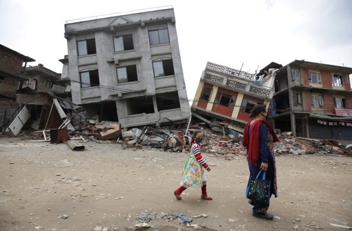 Da die Infrastruktur in Nepal fast völlig zerstört ist, fehlt es an allem. Foto: AP