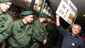 Während in der Liederhalle Bahnchef Rüdiger Grube an einer Podiumsdiskussion teilnahm, zogen vor dem Gebäude die Demonstranten auf. Foto: Palmer