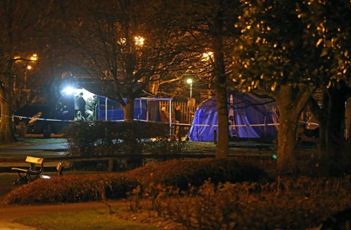 Die Polizei hat ein Zelt aufgebaut: In der Nähe wurden ein bewusstloser Mann und eine bewusstlose Frau auf einer Bank gefunden. Foto: PA Wire