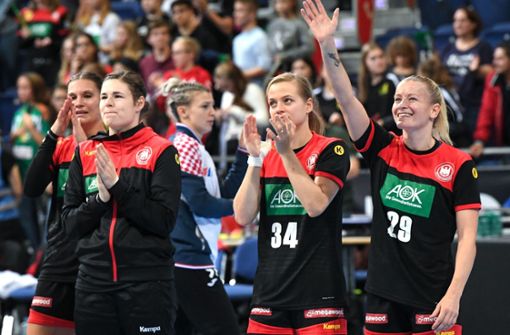 Die Spielerinnen der deutschen Mannschaft jubeln nach dem Sieg gegen Kroatien beim Tag des Handballs in Hannover. Ob sie bei der WM auch jubeln dürfen? Foto: dpa/Sina Schuldt