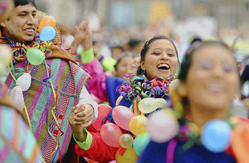 Ebenso farben- wie lebensfroh: Die peruanische Hauptstadt Lima putzt sich beim„National Identity Parade“ heraus, wenn die verschiedenen Regionen des südamerikanischen Landes ihre kulturelle Vielfalt zeigen. Foto: dpa