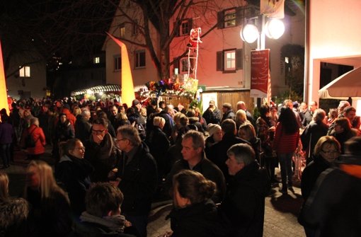 Am Samstagabend  versammelten sich  hunderte Besucher zur Eröffnung des Feuerbacher Weihnachtsmarktes auf dem Kelterplatz. Foto: Georg Friedel