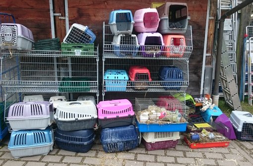 In diesen Transportboxen hausten die über 100 Kaninchen, die die Polizei in der völlig heruntergekommenen Wohnung einer Frau in Stuttgart-Ost entdeckt hat. Foto: Tierschutzverein Stuttgart