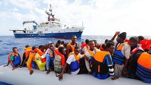 Die italienische Küstenwache hat am Wochenende rund 4500 Bootsflüchtlinge im Mittelmeer gerettet. Foto: dpa