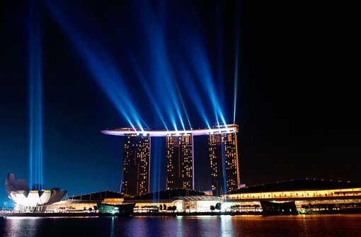 Wie auf einem anderen Planeten: Das dreitürmige Hotel Marina Bay Sands bestimmt das Bild am Hafen von Singapur, links daneben das muschelartige Kunstmuseum, davor das Kongresszentrum. Foto: SoAk/Kern