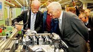 Daimler-Chef Dieter Zetsche (li.) weist Ministerpräsident Winfried Kretschmann (Grüne) im Daimler-Werk Untertürkheim  in die Finessen eines Mercedes-Motors ein. Foto: dapd
