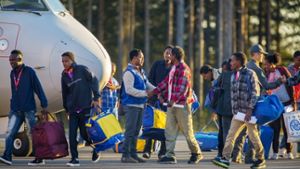Dieses Foto zeigt eritreische Flüchtlinge, die am Freitag in Schweden gelandet sind. Zur Bewältigung der Flüchtlingskrise sprechen die deutsche Bundesregierung und die EU-Kommission offenbar über einen „Flüchtlings-Soli“. Foto: TT NEWS AGENCY