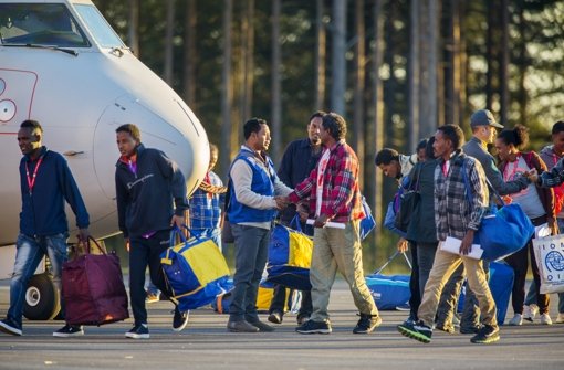 Dieses Foto zeigt eritreische Flüchtlinge, die am Freitag in Schweden gelandet sind. Zur Bewältigung der Flüchtlingskrise sprechen die deutsche Bundesregierung und die EU-Kommission offenbar über einen „Flüchtlings-Soli“. Foto: TT NEWS AGENCY