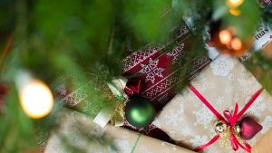 Manchmal ist die Vorfreude größer als nach dem Entpacken der Geschenke, die unterm Baum liegen. Foto: dpa