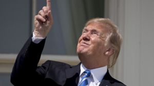 Donald Trump schaut während der Sonnenfinsternis ohne Schutzbrille in den Himmel. Foto: AP