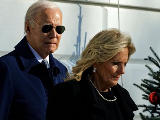Das Präsidentenpaar Jill und Joe Biden auf dem Weg zur Gedenkfeier für Rosalynn Carter. Foto: imago/ABACAPRESS