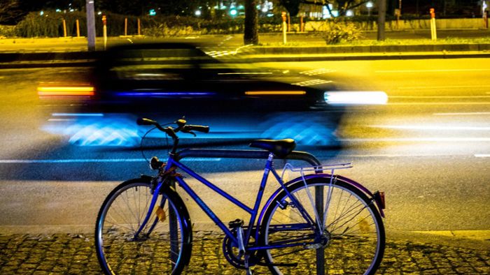 Betrunkener Radfahrer schläft bei Polizeikontrolle ein