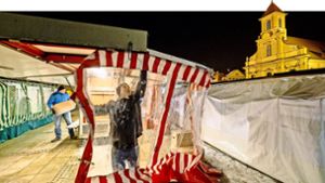 Gut zwei Stunden bevor der Ludwigsburger Wochenmarkt beginnt, bauen die Beschicker ihre Stände auf und rüsten sich gegen die Kälte. Foto: factum/Weise