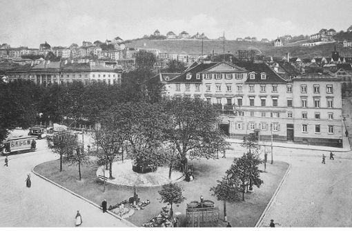 Vor über 100 Jahren war der Charlottenplatz ein richtiger Platz mit Park, Bäumen und einem Pissoir (unten). Im Hintergrund: das Kriegsministerium. Foto: /Stuttgart History to go