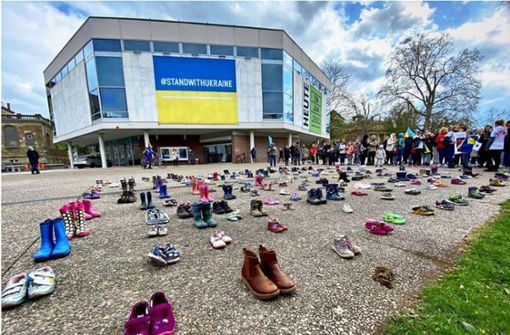 Schuhe vor dem Schauspielhaus erinnern an ukrainische Kinder, die im Krieg getötet wurden. Foto: Jan Sellner/JS