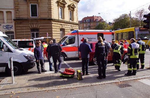 Am Freitag wurde eine Fußgängerin auf der Böblinger Straße auf Höhe der Haltestelle Erwin-Schöttle-Platz von einem Auto angefahren. Foto: SDMG